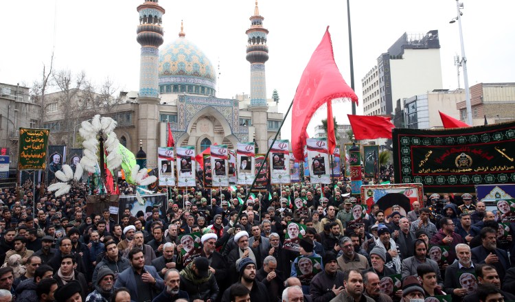 La bandera roja representa una declaración de guerra por parte de los iraníes que asistieron a las exequias. EFE