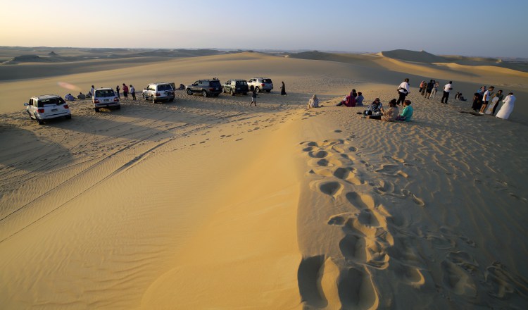 1.  Turistas de visita en el oasis de Siwa, Egipto, cerca de la frontera con Libia.