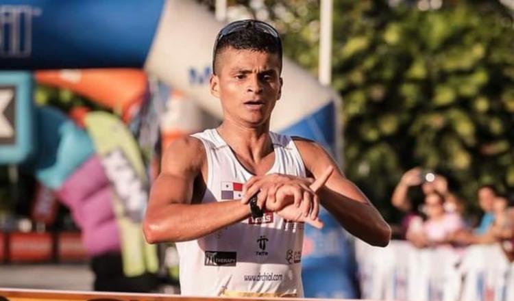 Edwin Rodríguez en su debut en la Maratón Internacional de la Ciudad de Panamá terminó con tiempo de 2h 35min 09s. Cortesía.