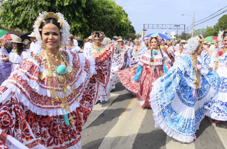 Miles de empolleradas caminaron por las calles de Las Tablas. Thays Domínguez