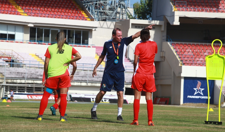 Kenneth Zseremeta durante el entrenamiento de ayer en el estadio Rommel Fernández. Anayansi Gamez