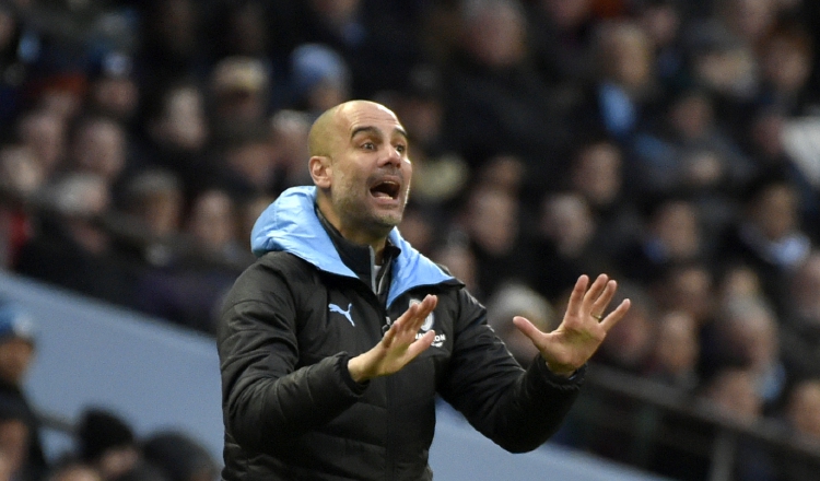 Pep Guardiola da instrucciones a sus jugadores. Foto AP