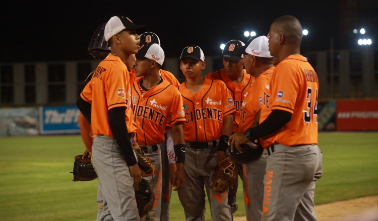 Nestor 'Cuto' Mendoza conversa con sus jugadores de Occidente. Foto: Anayansi Gamez