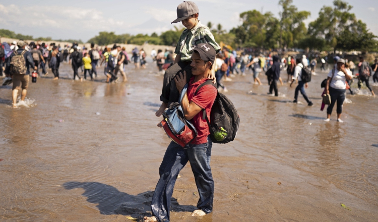 Arriesgan la vida para llegar a la frontera. FOTO/AP