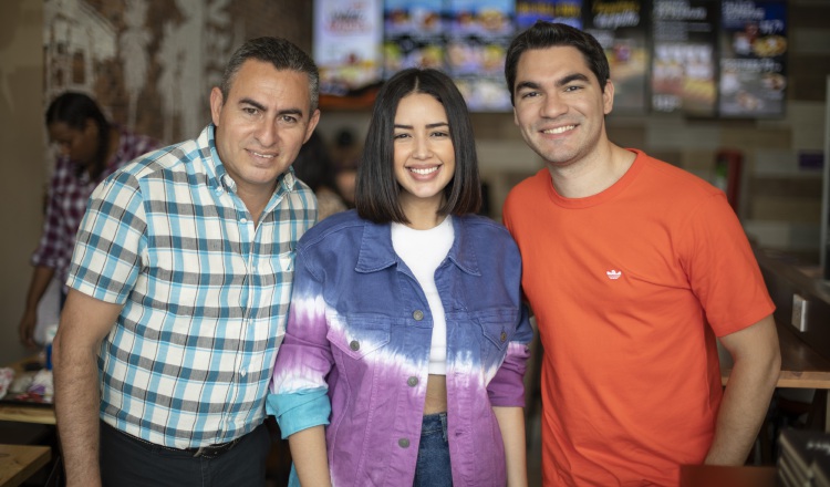 1.  Hervin Sosa, Dayana Sáez y Giovanni Scollo.  