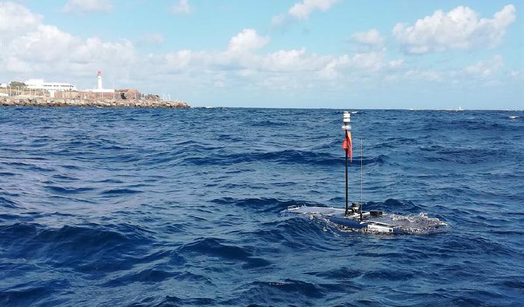 Un robot que navega por la superficie impulsado por la energía de las olas. 