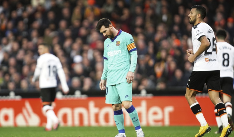 La defensa del Valencia anuló a Leo Messi ayer. AP