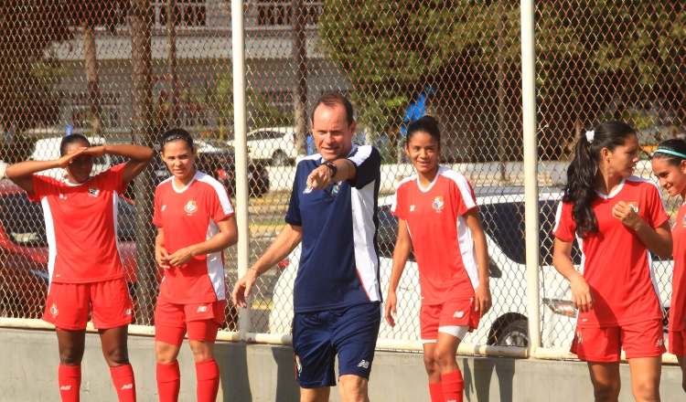 El equipo femenino es dirigido por Kenneth Zseremeta. Foto:Anayansi Gamez