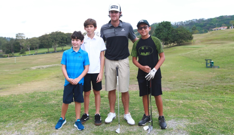 Mito Pereira junto a niños panameños.