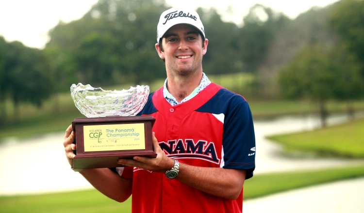 Davis Riley  con el trofeo del Panamá Championship.