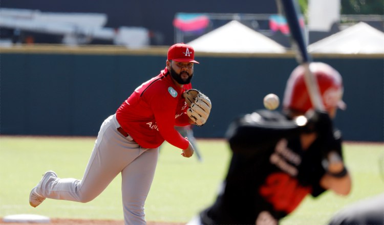 José Mesa de los Astronautas de Chiriquí (Panamá) cargó con la derrota ante los Tomateros de Culiacán de México.  Foto:EFE