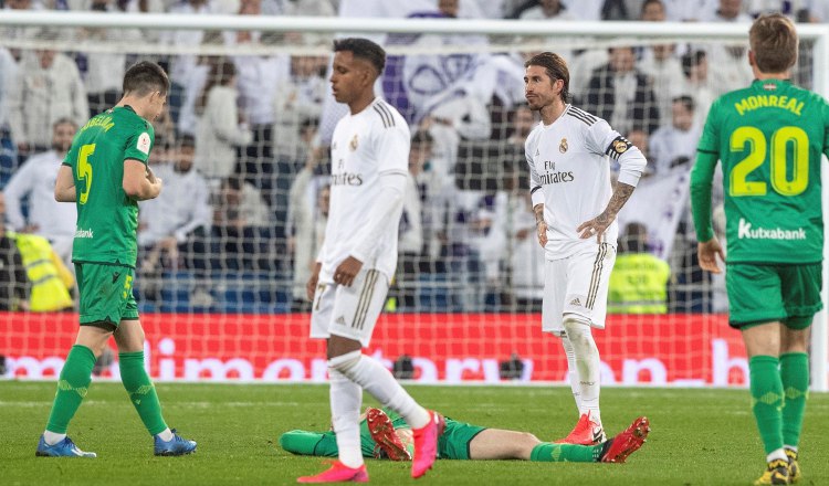 La defensa del Real Madrid quedó exhibida luego de permitir cuatro anotaciones. EFE