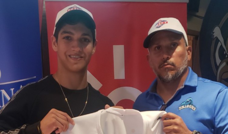 Diego Rodríguez Stanziola con la camiseta de su equipo.