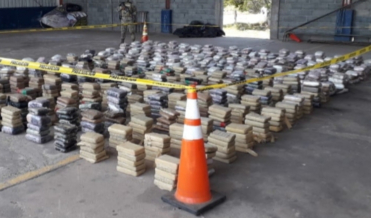 A los cuatro extranjeros se les incautaron 1, 367 paquetes de droga. Cortesía