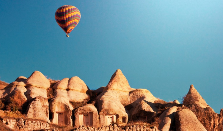 1. Una de las impresionantes casas esculpidas bajo la montaña en Capadocia.