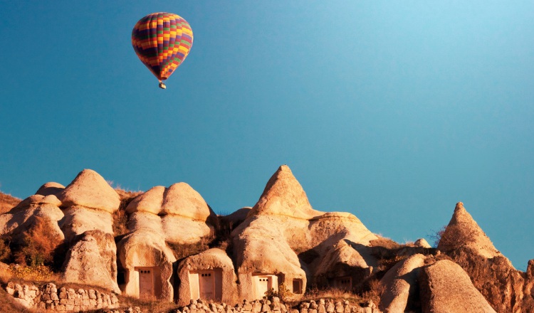 1.  Una de las impresionantes casas esculpidas bajo la montaña en Capadocia.