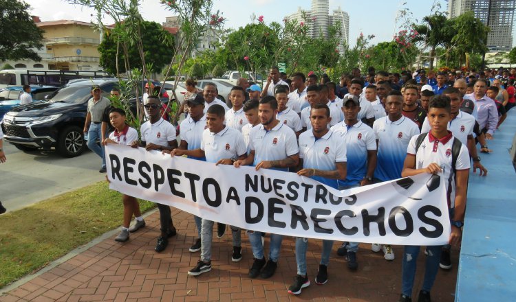 Futbolistas en su marcha ayer rumbo a la Presidencia. Foto: Tomada de Sporting