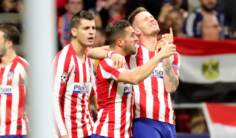 El centrocampista del Atlético de Madrid Saúl Ñíguez (der.) celebra el gol ante Liverpool. EFE