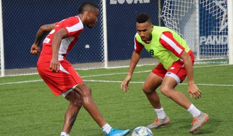 Francisco Palacios (der.) en los entrenamientos del Sanfra. @LPF