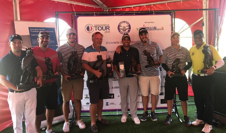 Los jugadores más destacados del Carpe Diem Open posan con su trofeo del águila harpía. Cortesía