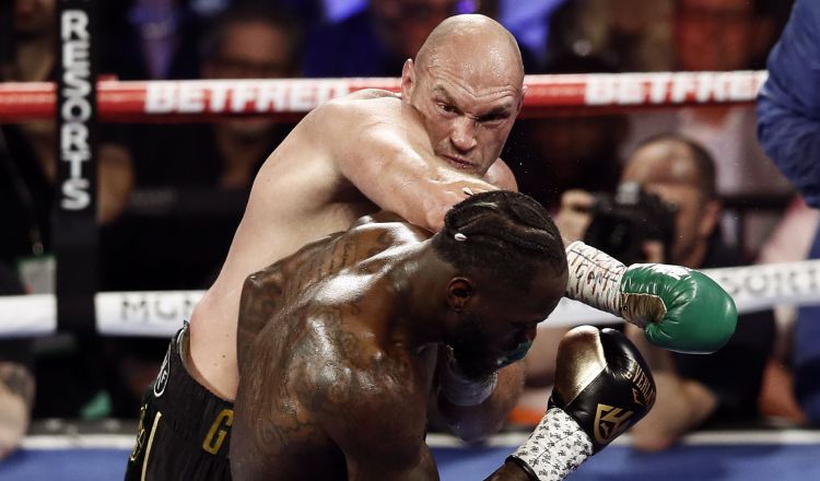 Tyson Fury  fue muy superior a  Deontay Wilder. EFE