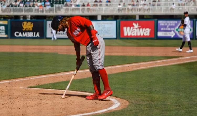 Jonathan Araúz ya  conectó su primer  inatrapable como pelotero de los Medias Rojas de Boston, su nuevo equipo. Cortesía