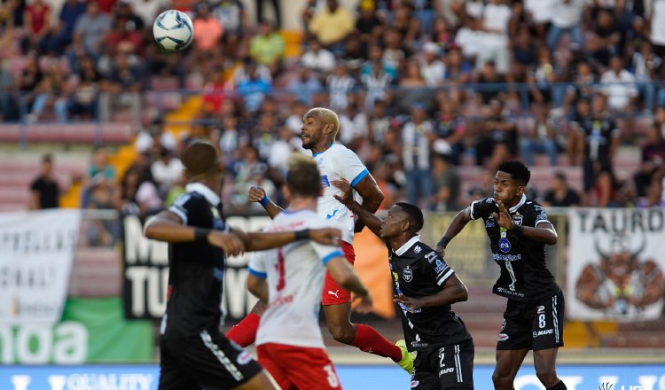 Tauro y Plaza Amador dividieron honores ayer en el clásico del fútbol panameño. Cortesía