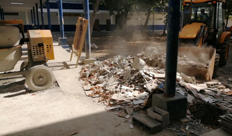 En la escuela Pedro Pablo Sánchez, una de las emblemáticas del distrito de La Chorrera, los trabajos están atrasados, por lo que no comenzará clases, mañana. Eric Montenegro