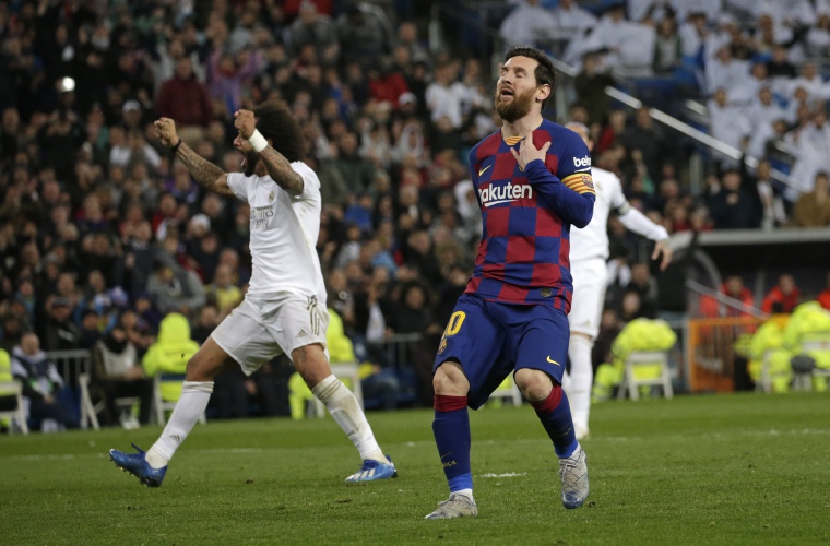 Messi lamenta la derrota del Barcelona, Marcelo (izq.) festeja. AP