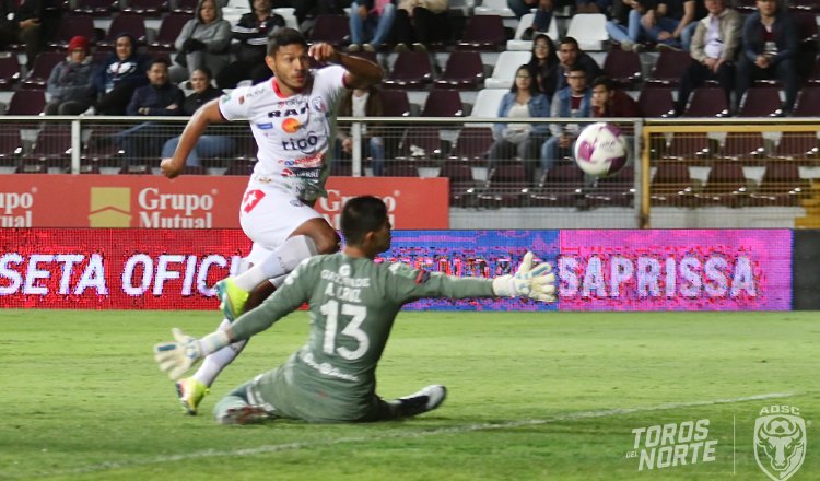 Jorman Aguilar le anotó tres goles al Saprissa. @adsancarlos