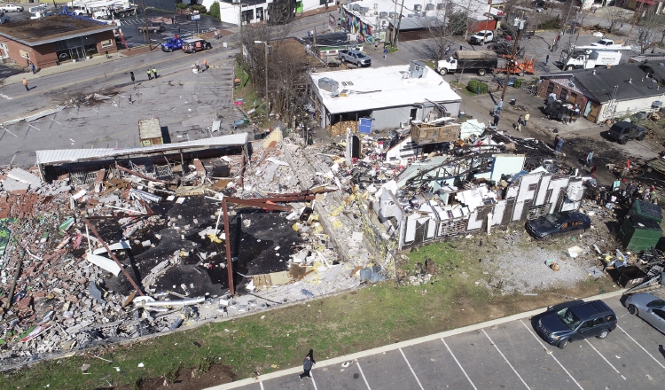 Uno de los tornados causó graves daños en el centro de Nashville. FOTO/AP