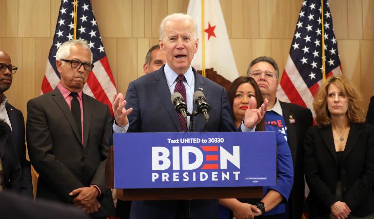 El candidato presidencial demócrata Joe Biden habla en un evento un día después del 'Supermartes' en el Hotel W en West Bevery Hills. FOTO/AP