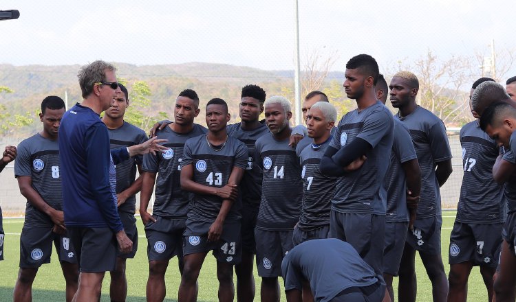 Gary Stempel habla con los jugadores del Universitario. Foto @UDUniversitario