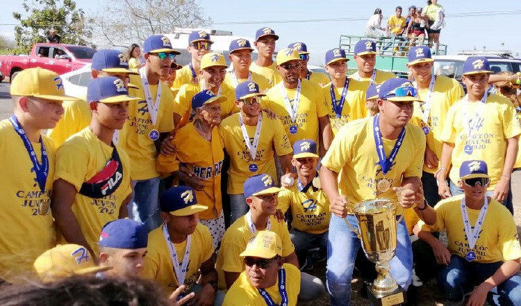 Los jugadores herreranos a su llegada a la provincia comparten con algunos seguidores. Fotos Thays Domínguez