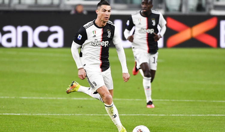 Cristiano Ronaldo de la Juventus conduce el balón. AP