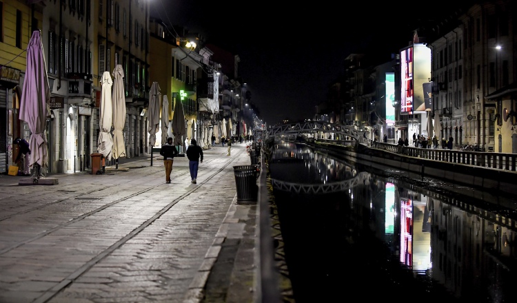 El distrito Navigli de Milán, una de las zonas de vida nocturna de la ciudad, está casi desierto. FOTO/AP