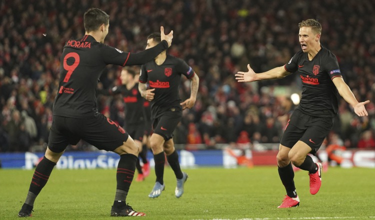 Marcos Llorente (derecha) celebra su gol con Álvaro Morata. Foto AP