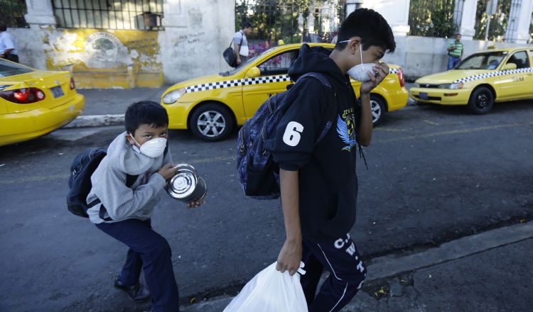 Los salvadoreños se blindan contra el COVID-19 FOTO/EFE