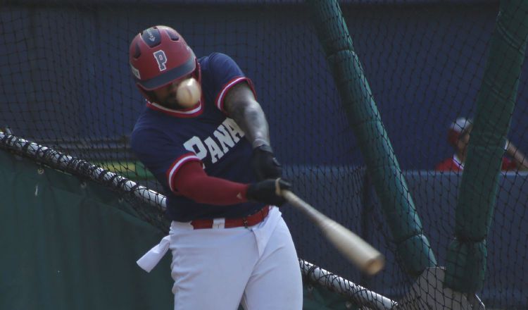 El jugador Eduardo Thomas de la selección de béisbol de Panamá en los entrenamientos en el estadio Rod Carew. Foto:@Fedebeis