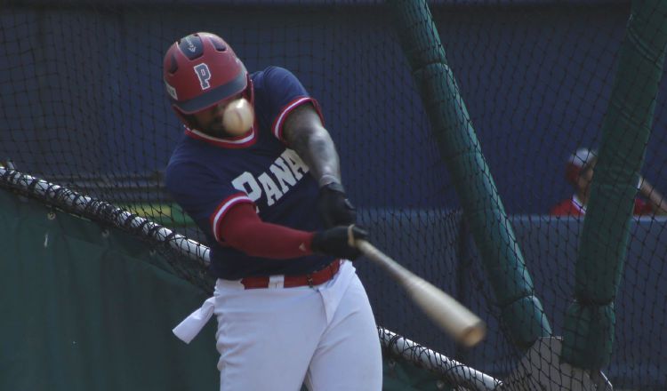 El jugador Eduardo Thomas de la selección de béisbol de Panamá en los entrenamientos en el estadio Rod Carew.  Foto:@Fedebeis