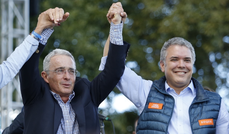 Expresidente de Colombia, Álvaro Uribe, junto al presidente Iván Duque, ambos son acusados de presunta compra de votos. FOTO/AP