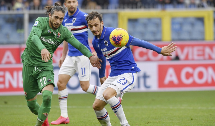 Manolo Gabbiadini (dcha.) dio positivo en coronavirus. AP