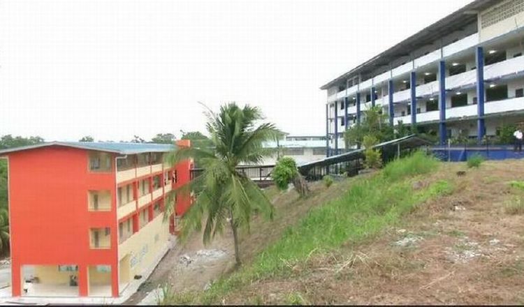 Las autoridades informaron que en el colegio Francisco Beckmann, ubicado en Panamá Norte, se detectaron siete casos, que tienen 220 contactos. Archivo