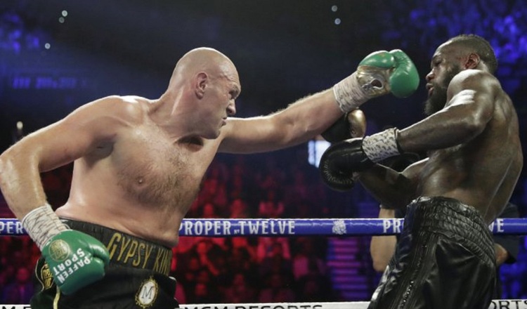 Tyson Fury (izq.) durante su combate contra Deontay Wilder en Las Vegas. Foto Ap