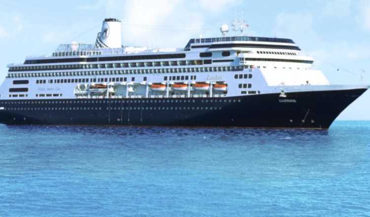 El crucero Zanndam lleva 1,243 pasajeros a bordo. 