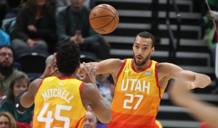 Rudy Gobert (d) y de su compañero Donovan Mitchell (i)  fueron dados de alta. Foto EFE