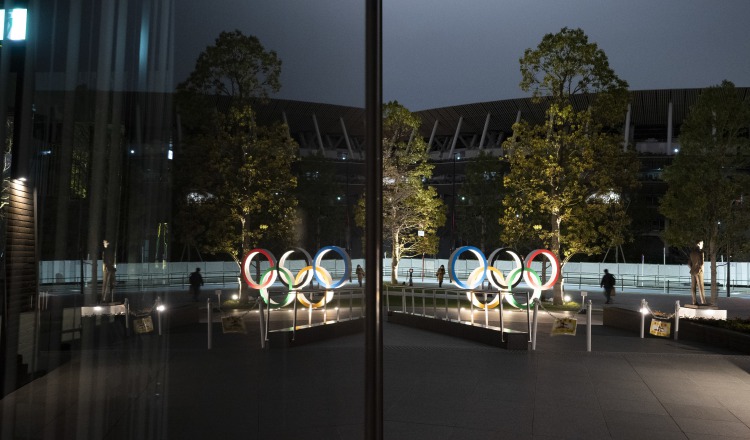 Los anillos olímpicos se reflejan en la fachada del Museo Olímpico de Japón en Tokio. AP