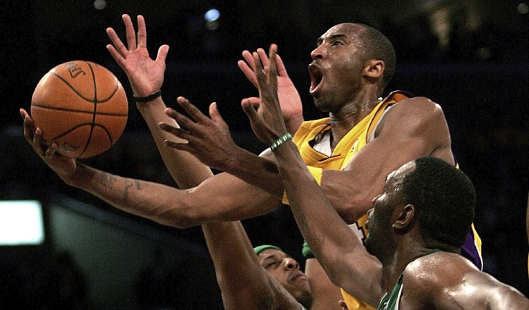 Kobe Bryant fue figura con los Lakers. AP
