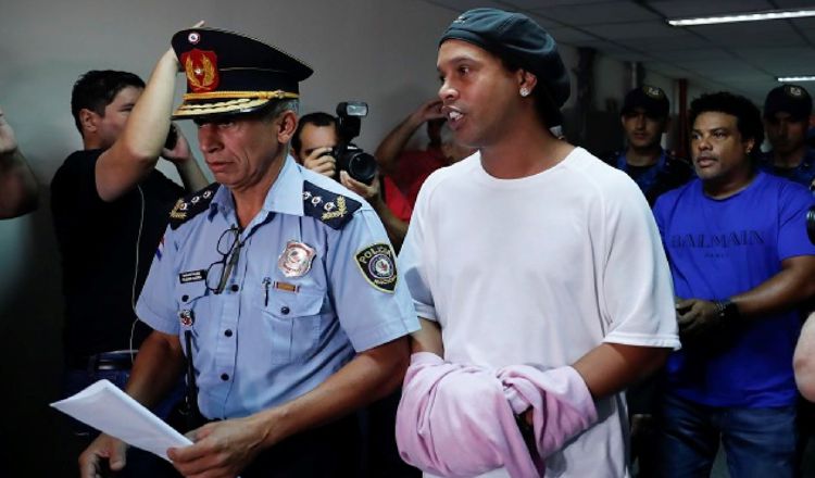 Ronaldinho permaneció detenido por un mes en Paraguay.  Foto: AP