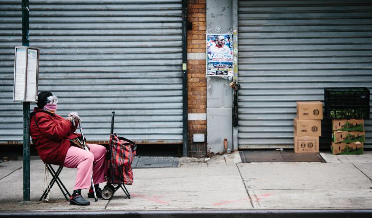 Una mujer hispana espera autobus en Brooklyn, Nueva York. EFE